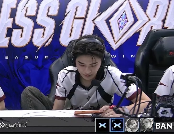 GarenaRoVTH's tweet photo. ตอนคุณว่าผม ผมนั่งอ่านอยู่ท่านี้

#RoVTPOPTournament https://t.co/CliPNqSm7n