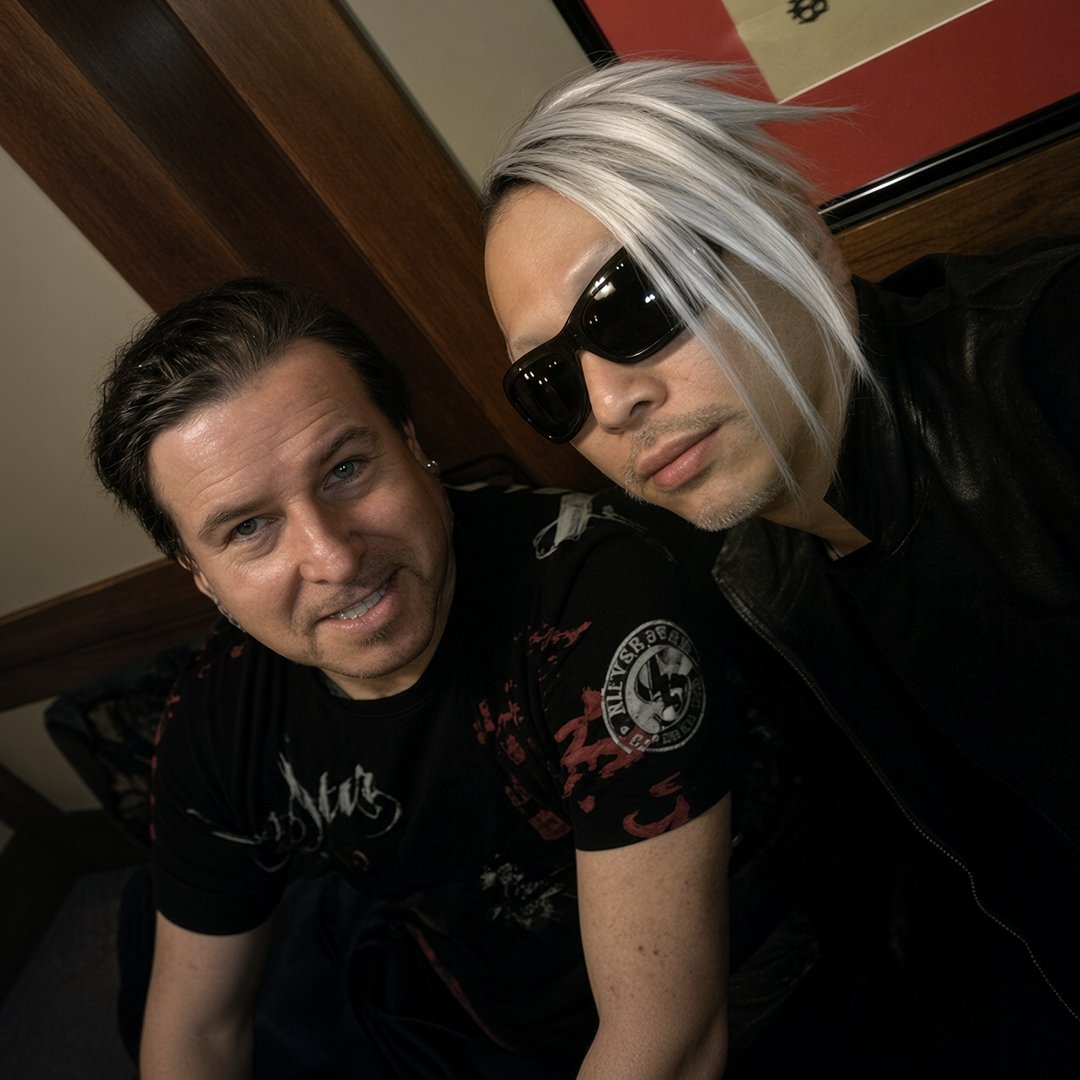 yojidotdj's tweet photo. [オマケ]  16年ほど前の俺と@scotproject in 🇯🇵のどこか
#tbt #yojibiomehanika #scotproject
俺寿司嫌いなんだけどね... https://t.co/LmMpXUXgo7