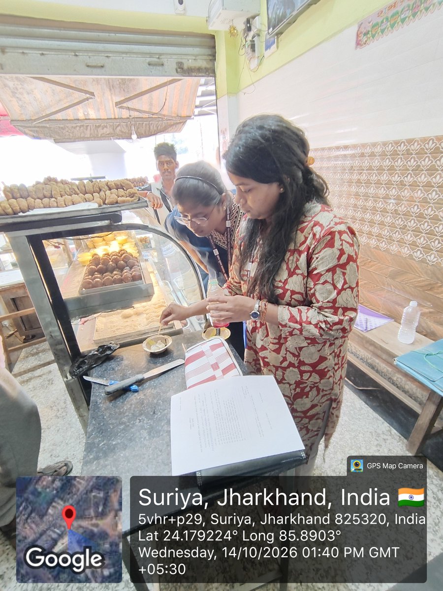 GiridihDc's tweet photo. गिरिडीह में खाद्य सुरक्षा विभाग का सघन जांच अभियान, 11.2 किलोग्राम अवमानक एवं दूषित मिठाइया�� नष्ट।

आगामी पर्व-त्योहारों के मद्देनजर आम नागरिकों को सुरक्षित, स्वच्छ एवं गुणवत्तापूर्ण खाद्य पदार्थ उपलब्ध कराने के उद्देश्य से जिला प्रशासन के निर्देशानुसार खाद्य सुरक्षा विभाग द्वारा जिले में सघन जांच अभियान चलाया जा रहा है।

🔹 बिरनी, सरिया एवं बगोदर में 25 खाद्य प्रतिष्ठानों का औचक निरीक्षण।
🔹 मिठाई दुकानों, होटल, रेस्टोरेंट एवं फास्ट फूड स्टॉलों में खाद्य पदार्थों की गुणवत्ता, साफ-सफाई एवं खाद्य सुरक्षा मानकों की जांच।
🔹 अवमानक एवं दूषित पाए गए कुल 11.2 किलोग्राम मिठाइयों को नष्ट कराया गया।
🔹 खाद्य कारोबारियों को वैध लाइसेंस, स्वच्छता एवं निर्धारित खाद्य सुरक्षा मानकों का अनुपालन सुनिश्चित करने का निर्देश।

जिला प्रशासन द्वारा स्पष्ट किया गया है कि आम नागरिकों के स्वास्थ्य एवं खाद्य सुरक्षा से किसी प्रकार का समझौता नहीं किया जाएगा। खाद्य पदार्थों की गुणवत्��ा सुनिश्चित करने के लिए जांच अभियान आगे भी जारी रहेगा तथा नियमों का उल्लंघन करने वालों के विरुद्ध नियमानुसार कार्रवाई की जाएगी।