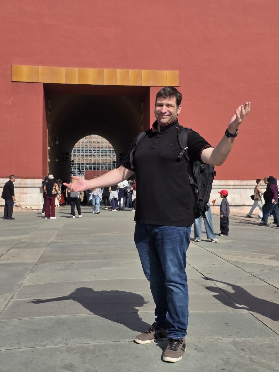 FiilouDE's tweet photo. Ich bin aktuell das erste Mal in China und habe heute auf chinesisch ein Geschenk für meine Freundin gekauft. Nach vier Monaten Sprachelernen ein kleiner großer Erfolg für mich! ☺️ Das Bild wurde vor dem Eingang zur verbotenen Stadt aufgenommen. https://t.co/SJXQ22u6bl