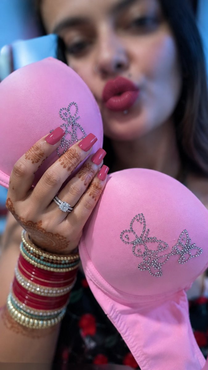 Manishamodd4cm's tweet photo. 💋🔥 Kiss My Lips, Feel the Heat. 😈❤️‍🔥
One pout, deadly curves, and a whole lot of trouble. 💄🥵🔥

💋🔥 मेरे होंठों की कशिश महसूस करो। 😈❤️‍🔥
एक पाउट, कातिलाना अदाएँ और बवाल मचाने के लिए मेरा अंदाज़ ही काफी है। 💄🥵🔥

#HotAndBold #KissPout💋🔥💋💋💋❤️‍🔥 https://t.co/JEfJ6vygqO