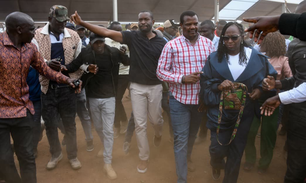 MakhanuWOliver's tweet photo. H.E. @edwinsifuna receives a rousing, heroic reception at ๐Migwena Grounds, Bondo, Siaya County.
Accompanied by @FaithOdhiambo8, Baba's political son arrives to a sea of love ahead of the 1st Anniversary Commemoration of the late Rt. Hon. Raila Amolo Odinga.
#RailaAtOne https://t.co/eG8lu6HNd7