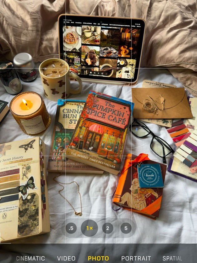 ceedemy's tweet photo. October feeling 🍂📚 https://t.co/q7VEssZ8A2