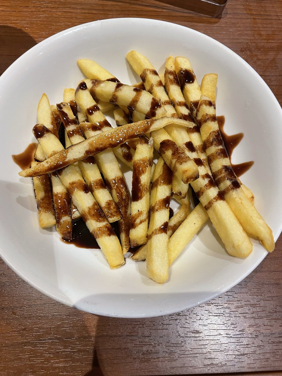 nyam__n0's tweet photo. 焼肉食べてきましたよっと> з <
チョコかかっるポテト美味しかった>᎑<

 #日常垢さんと繋がりたい 
 #飯テロ https://t.co/GFZfC1izKo
