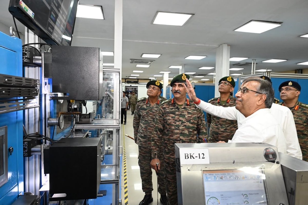 Def_PRO_Chennai's tweet photo. STRENGTHENING INDIGENOUS DEFENCE COMMUNICATIONS

Lt Gen Rajesh Pushkar, AVSM, VSM, GOC-in-C, #SouthernCommand, visited Himachal Telecommunication Ltd, a subsidiary of Himachal Futuristic Communications Ltd at Guindy, Chennai.

#IndianArmy #DakshinBharatArea #MilCivFusion

1/2.. https://t.co/qzY5XO3kH2