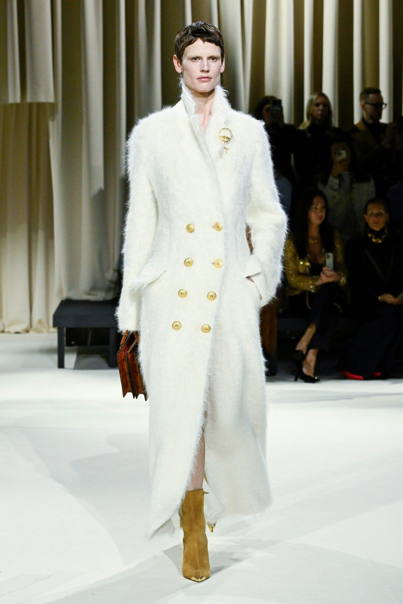 theanprobe's tweet photo. Schiaparelli fw24 https://t.co/QkF0CDluyW