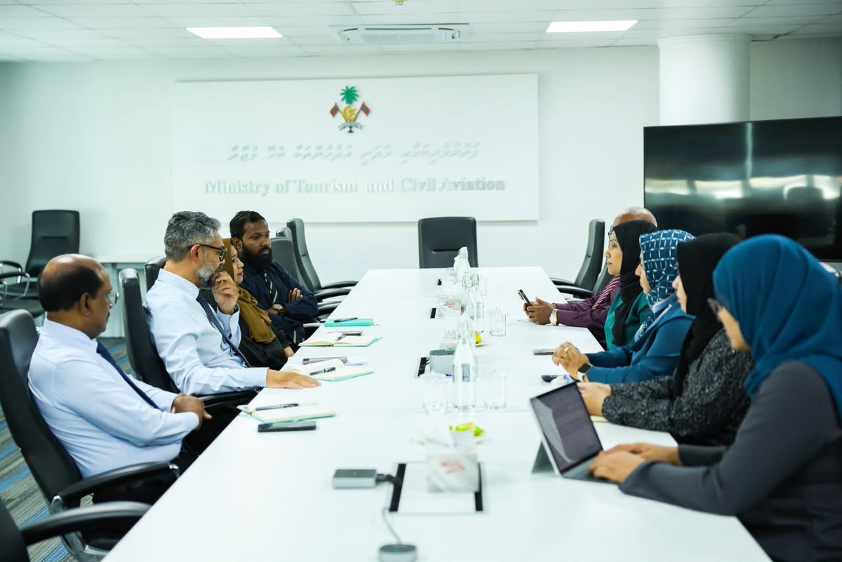 SFdevelopmentMV's tweet photo. ނުކުޅެދުންތެރިކަން ހުންނަ ފަރާތްތަކަށް ވަޒީފާގެ ފުރުސަތުތައް ފަހިކުރުމާ ގުޅޭގޮތުން މަޝްވަރާކުރުމަށް މިނިސްޓްރީތަކާއެކު ބާއްވަާ ސިލްސިލާ ބައްދަލުވުންތަކުގެ ތެރެއިން @MoTmv  އާއެކު ބޭއްވުނު ބައްދަލުވުމުގެ ތެރެއިން. https://t.co/SRcnnD9S5S