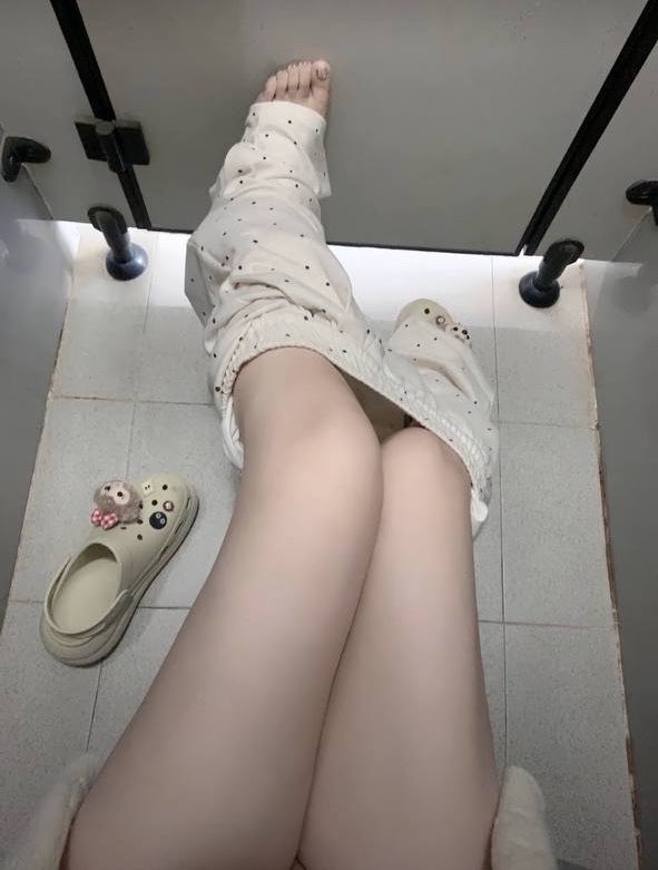 Arman785299's tweet photo. 一放学就拍照片了

有人想锐评一下我21的福嘛 🥹       

看完不许瞎说，赶紧看，   

流言 88，，我真秒发！🙋 https://t.co/CxUUMcRssV
