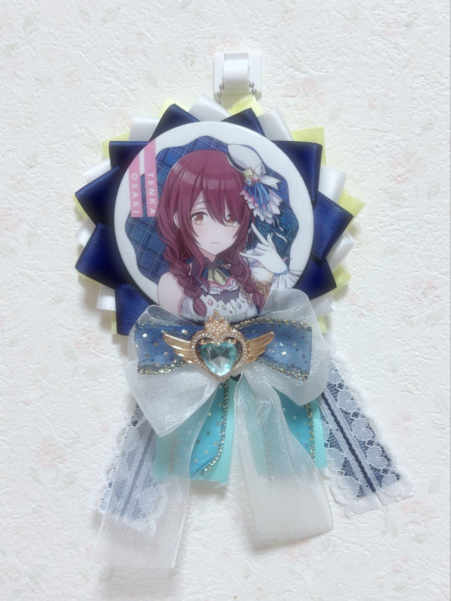 Dango_UniUni's tweet photo. せっかくの缶バを可愛く飾ってあげたくてロゼットぽいものをちまちま作ってた໒꒱
かわいくできて満足(ง ˙˘˙ )ว https://t.co/GVE6bdBNpM