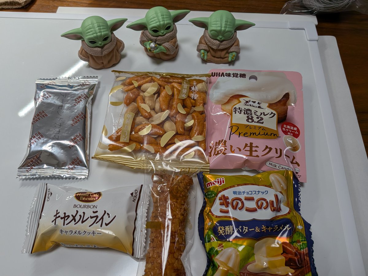 NBluelotus's tweet photo. 昨日頂いたお菓子とグーちゃん💚 https://t.co/F1593PXUTO