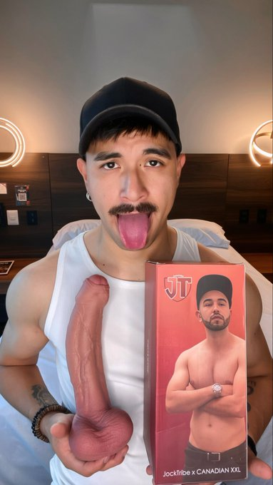 JockTribeToy's tweet photo. Canadian XXL’s replica dildo looks almost identical to the real thing in his hand 🥵
🔗https://t.co/euMvgHQnof
📷@daddydanniof
#JockTribe #Dildo #HugeDildo https://t.co/1qJq5uJBVB