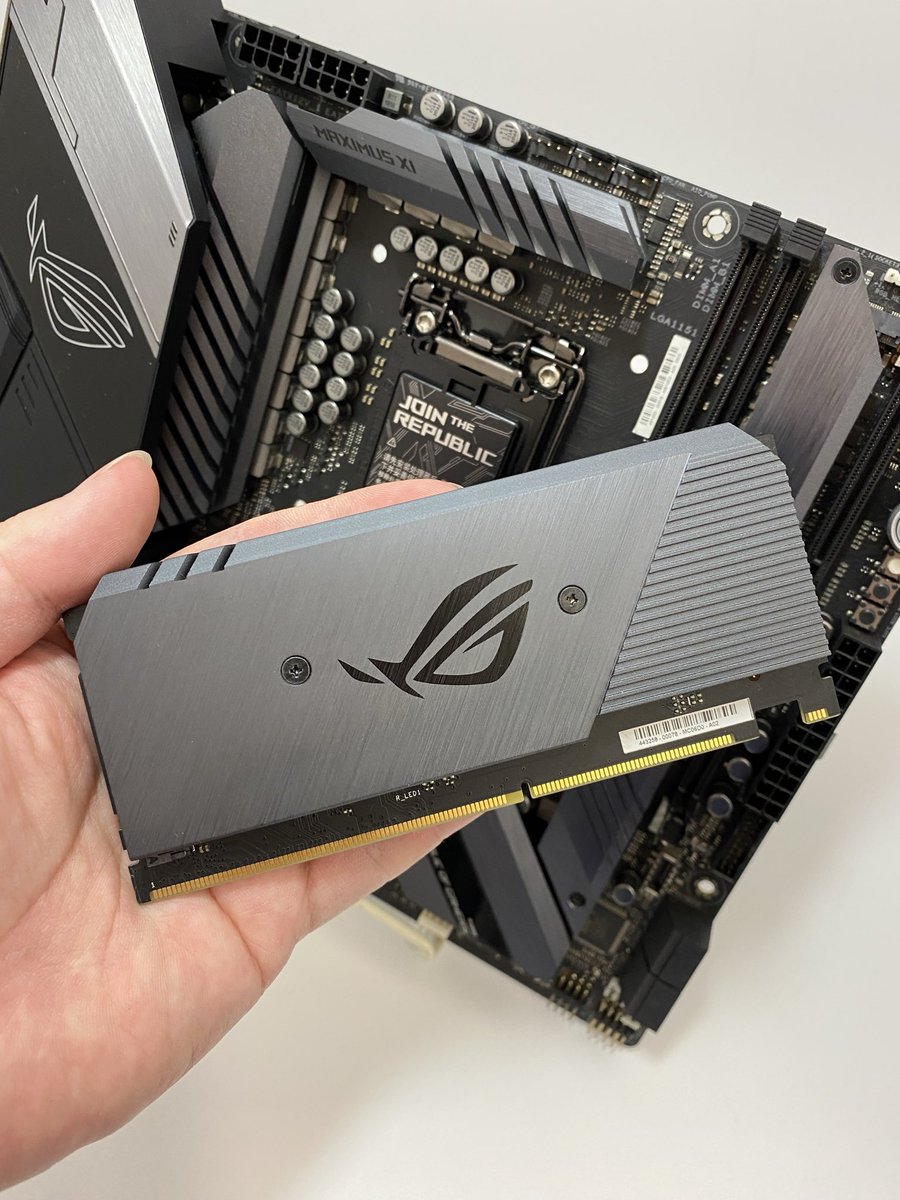PK_akibareuse's tweet photo. あんま見たことないマザーボードを検品していたら、なんかよくわからないメモリみたいなの入ってました。

…🤔？？ https://t.co/INOxz95Sqy