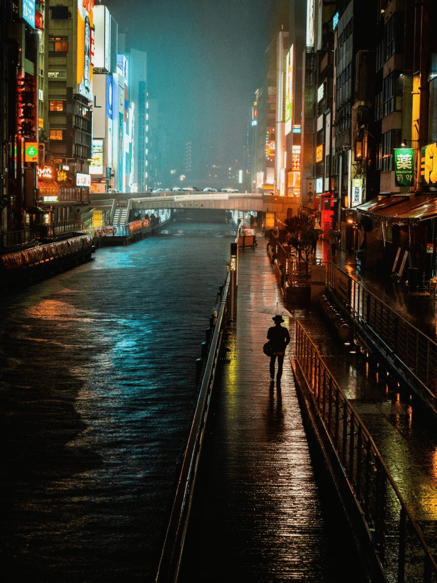 shim_jaeheon85's tweet photo. [足を引きずる男の肩から、チラリと見える傷ついた紋が、雨に濡れた街で静かに光る]， https://t.co/DsvedyLryf