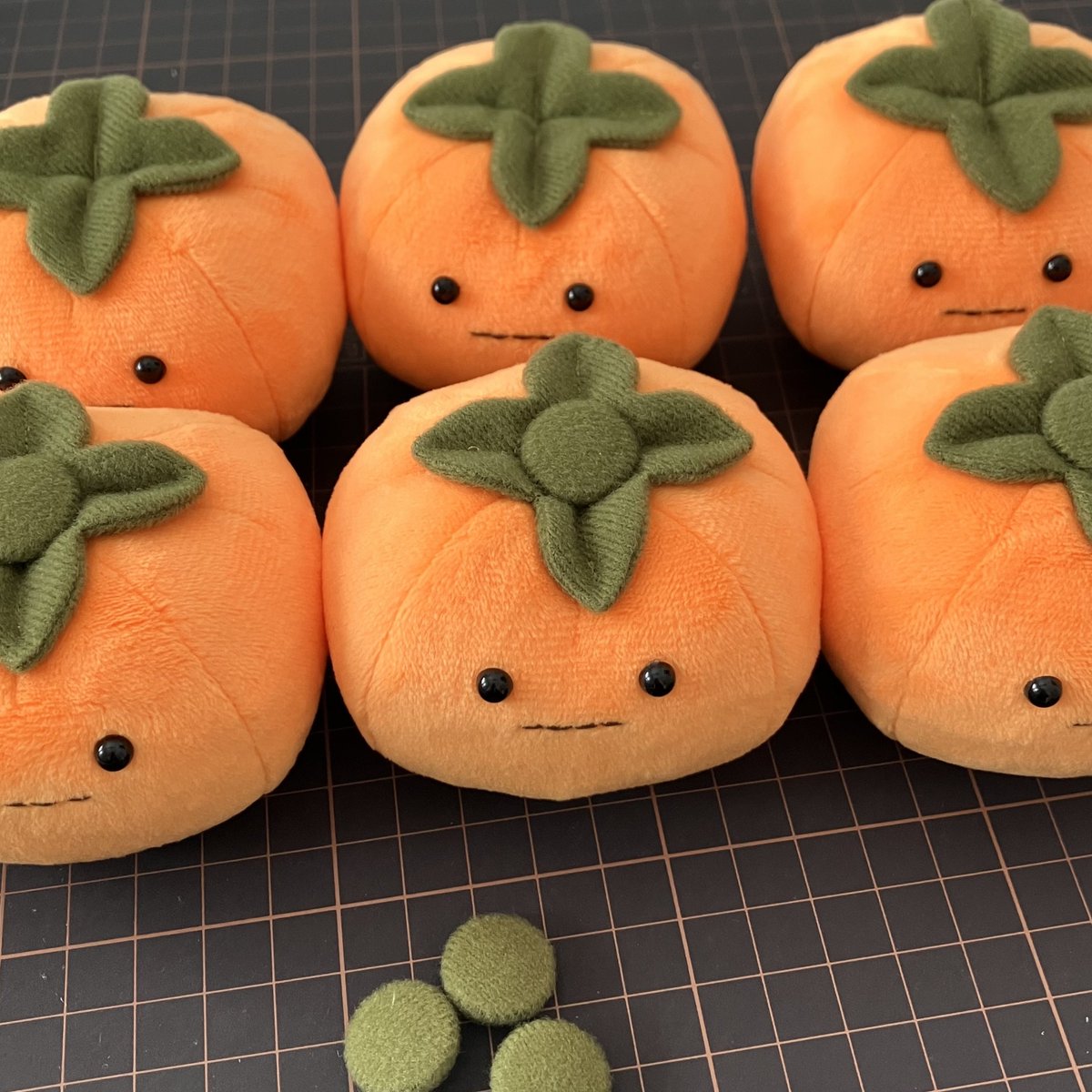 debuneco_tanu's tweet photo. 柿のぬいぐるみは現在仕上げ中です。 https://t.co/jd6unfleNR