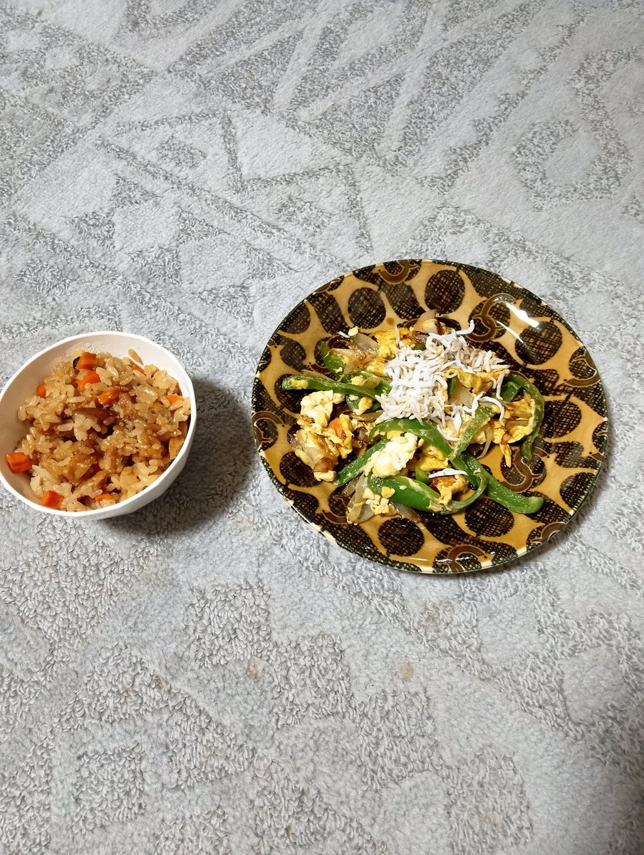 sd65ban79's tweet photo. 夕　
自己流炊き込みご飯　たまねぎピーマンにんじん溶きたまごの炒め　釜揚げしらす https://t.co/88BP6s6QmB
