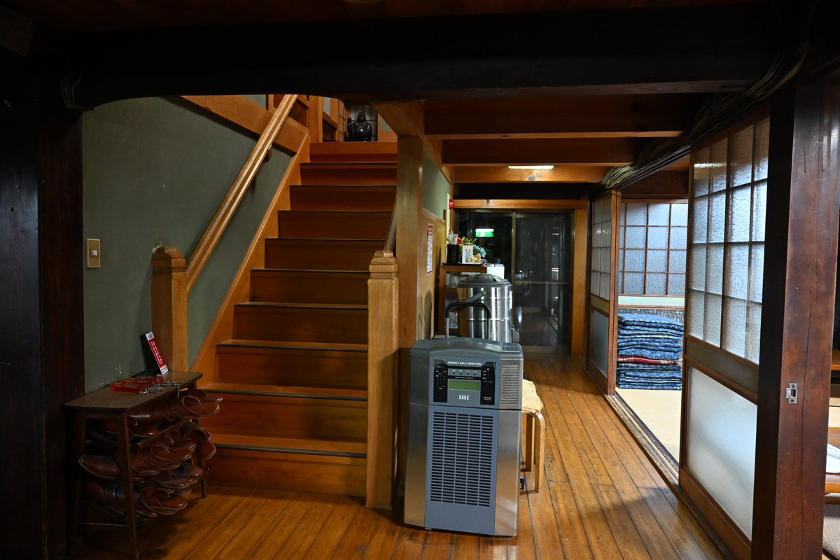 takedabishi8's tweet photo. 愛知県豊橋市の「大黒屋旅館」に投宿！1909年の創業という老舗で、旧田原街道に面した本館も当初からの建物。館内は大きく改装されていますが、玄関口のタイル床や天井の梁などに古い時代の面影が残ります！

今夜は敷地奥の新館客室に宿泊。明治末期から続く歴史ある木造旅館、素晴らしい雰囲気です！ https://t.co/rzoBxjAAu5