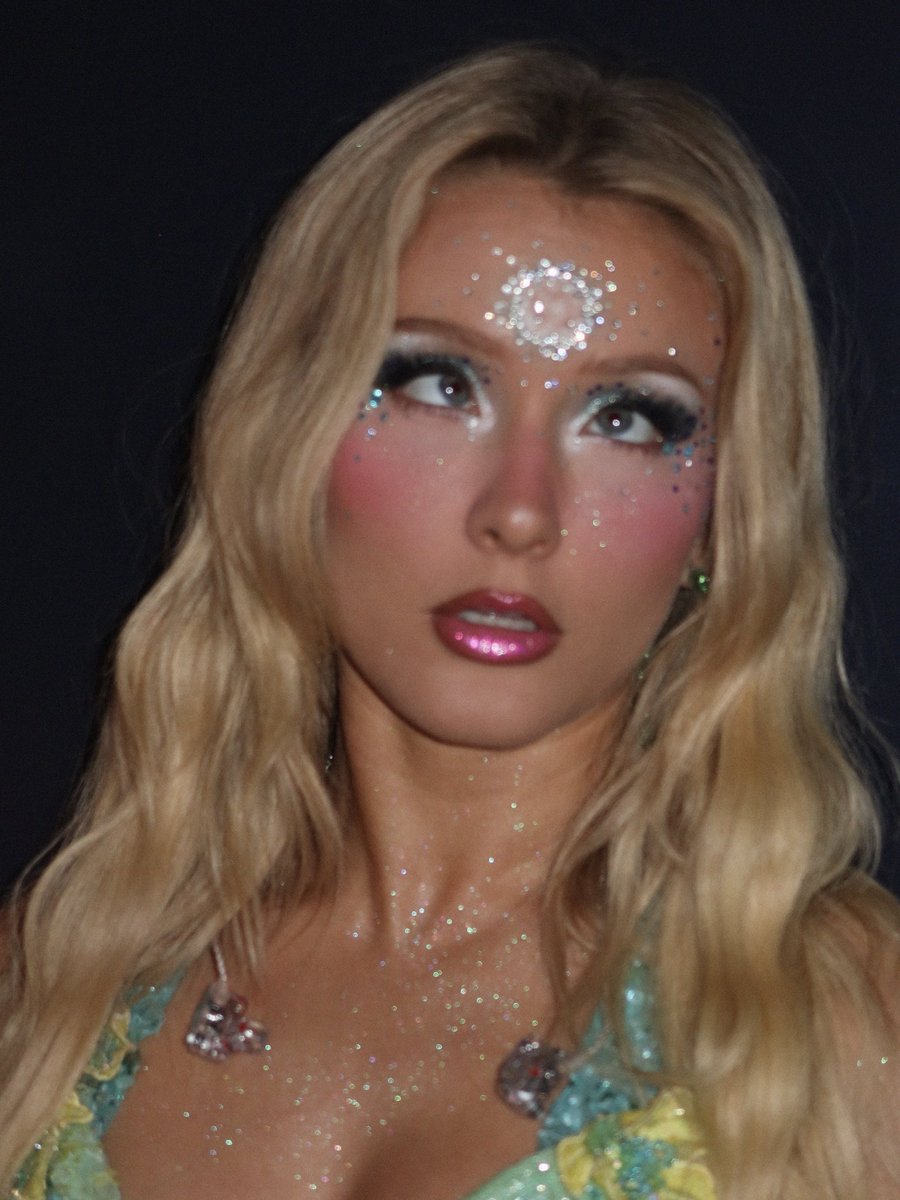 PopBase's tweet photo. Zara Larsson’s makeup artist Sophia Sinot shares new photos:

“blue goon glam” https://t.co/qTh0vxQaQk