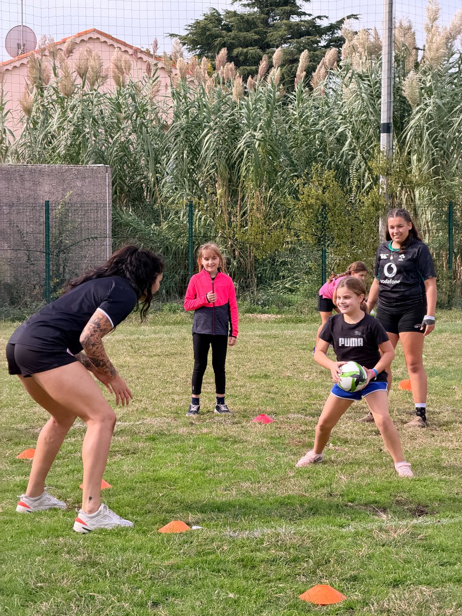 villedeSixFours's tweet photo. Le rugby féminin à l'honneur à Six-Fours🏉
Belle séance d'initiation au Stade du Verger grâce au partenariat entre le RC Six-Fours Le Brusc et les Féminines du @RCTofficiel. Débutantes et confirmées ont partagé un moment sportif et convivial !

👏Bravo à toutes et aux encadrants https://t.co/mCgyM1eF7g