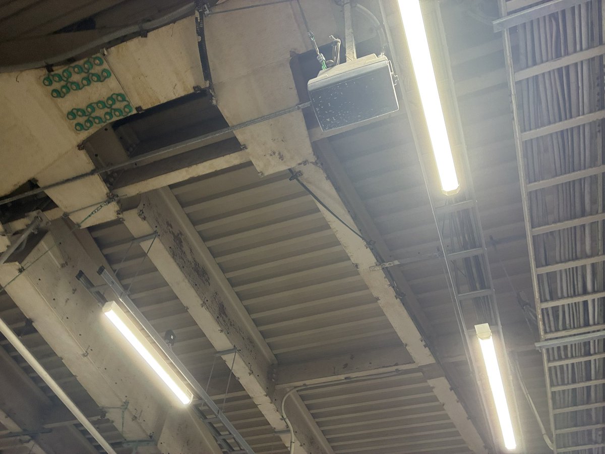 Ewata01352's tweet photo. またまた続報
藤沢駅旅客線ホームのスピーカー、今朝の時点で、下りは全て更新、上りは1箇所除き更新。 https://t.co/RsjF2uttNt