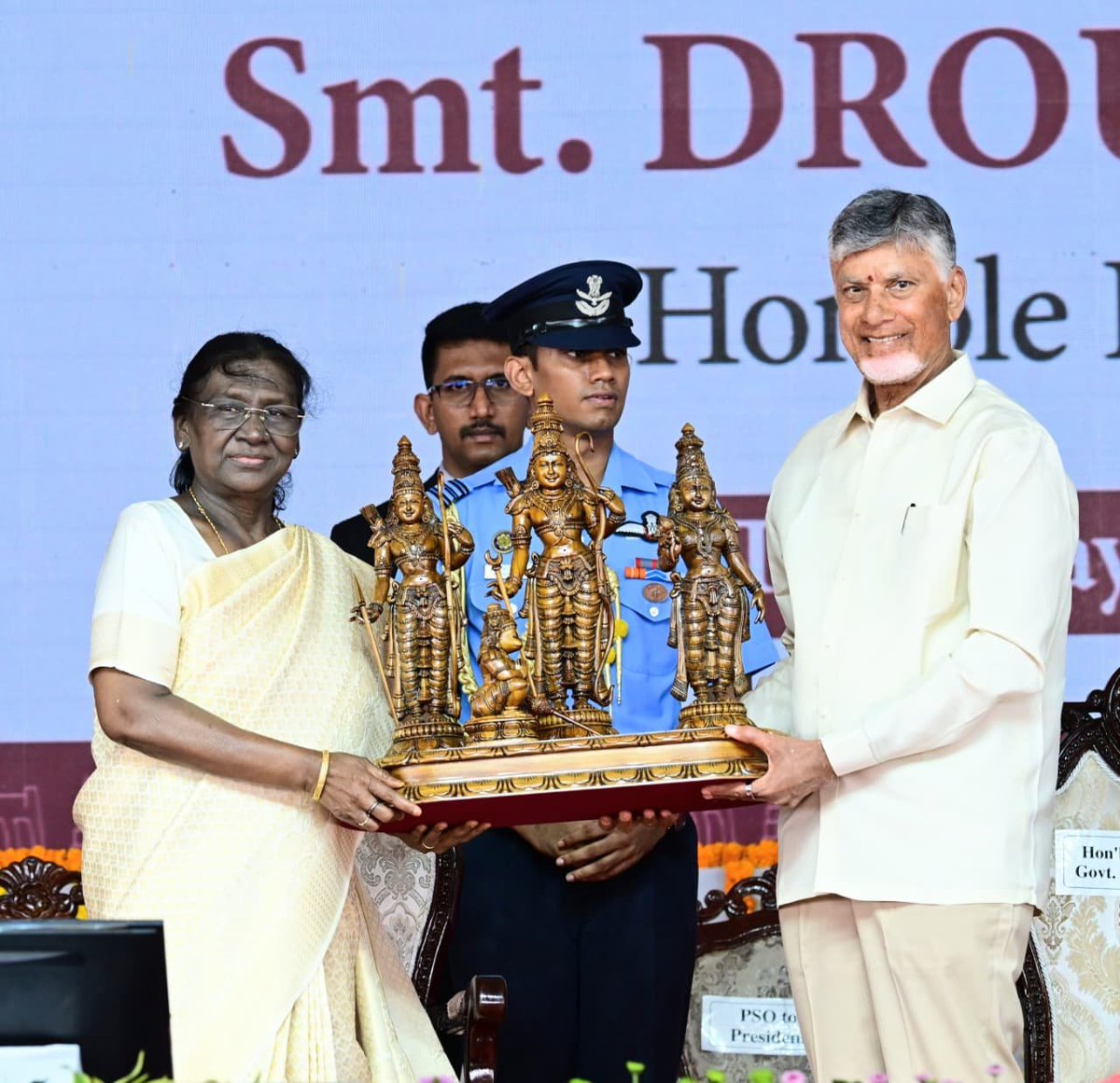 JaiTDP's tweet photo. విజయవాడలో జాతీయ సరస్ మేళా-2026లో రాష్ట్రపతి ద్రౌపది ముర్ము గారు, ముఖ్యమంత్రి చంద్రబాబు నాయుడు గారు, రాష్ట్ర గవర్నర్ అబ్దుల్ నజీర్ గారు, కేంద్రమంత్రులు శివరాజ్ సింగ్ చౌహాన్ గారు, రామ్మోహన్ నాయుడు గారు, పెమ్మసాని చంద్రశేఖర్ గారు పాల్గొన్నారు.
#SARASMela2026 
#DroupadiMurmu 
#ChandrababuNaidu 
#AndhraPradesh