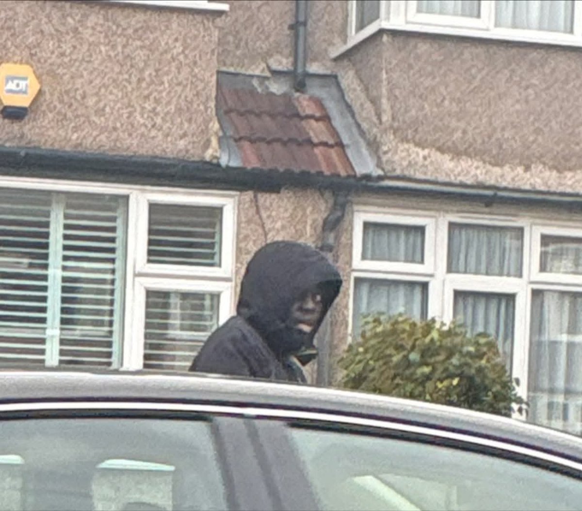 andrewc44104127's tweet photo. 🚨 DIVERSITY STRIKES AGAIN.

BE CAREFUL!!! if you see this man walking around the Streatham vale area.
He robbed a lady’s bag in day light on a main road!! Made her drop all her things. Luckily a car infront noticed too and let her jump in their car and we also turnt around and followed the man. My partner made him give the bag back. 

If your the lady seeing this sorry we didn’t stop to check if you was ok properly had cars behind and was all abit of a shock. But I’m glad you got your bag back. 

It’s a horrible world out there. Stay safe and be wary of your surroundings😭😭🙏
Uii
