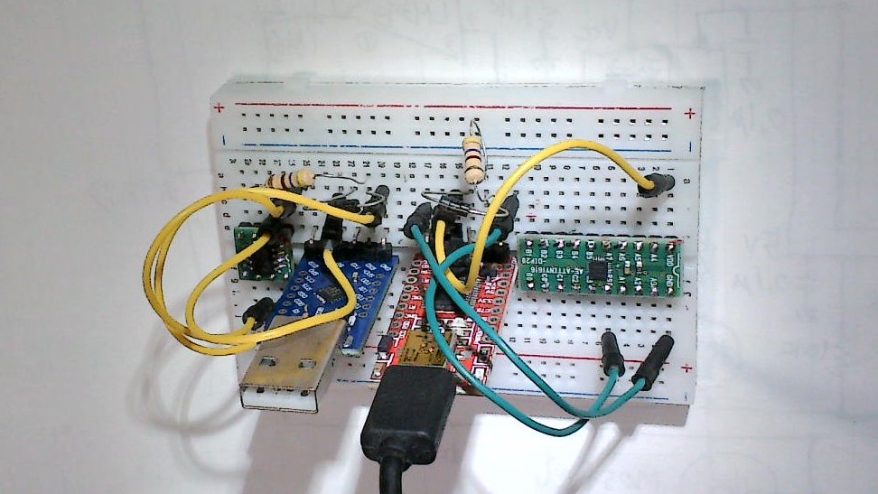 jintuna1's tweet photo. AIのおかげで電子おもちゃづくりにマイコンを使えるようになった。Arduinoの入門本で勉強しても1/4くらい進むとちんぷんかんぷん。でもマイコンに求める要求を文書で投げれば完成。格安書き込み機をユーチューブで探しても正解はない。アリエクで購入して当たりを探した。左tiny202,右1616用。 https://t.co/Q0rrROc4z3