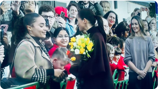 WisdomAgatha's tweet photo. 🆕HRH Meghan, Duchess of Sussex receiving flowers! #PrincesHarryandMeghan #HarryandMeghaninNottingham #PrinceHarry #PrincessMeghan #DuchessMeghan, https://t.co/HbUSsf6PUK