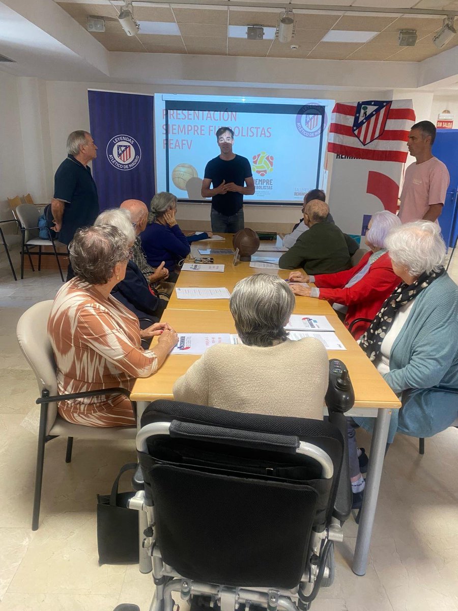 FEAFV's tweet photo. 🔛⚽️🧠 La Asociación @AtletiLeyendas arranca la nueva temporada de #TalleresFutbolReminiscencia con la sesión inaugural en la Residencia @GrupoAlbertia Mirasierra Madrid

👵👴Que la felicidad no se olvide de nadie🫂

#FutbolContraElOlvido 
#SiempreFutbolistas &amp; @FundacionLaLiga https://t.co/4n7mNGDdZD