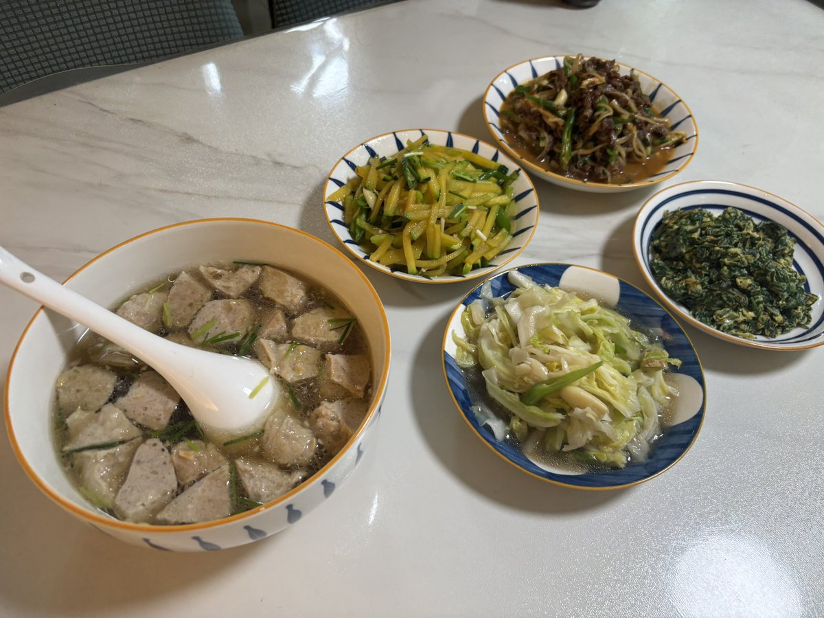 Edgar0000000002's tweet photo. 正直に申し上げますと、今晩の料理は本当に豪華です。皆さんはどう思いますか？ https://t.co/WIMLxIS9kR