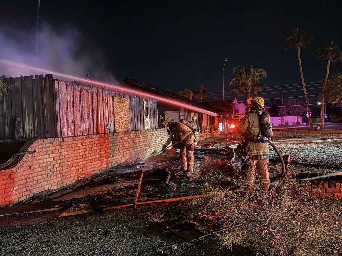 PHXFire's tweet photo. Firefighters have extinguished a vacant house fire near 44th St and Greenway Rd. No injuries have been reported and the cause is under investigation. https://t.co/fDbWuygtsq