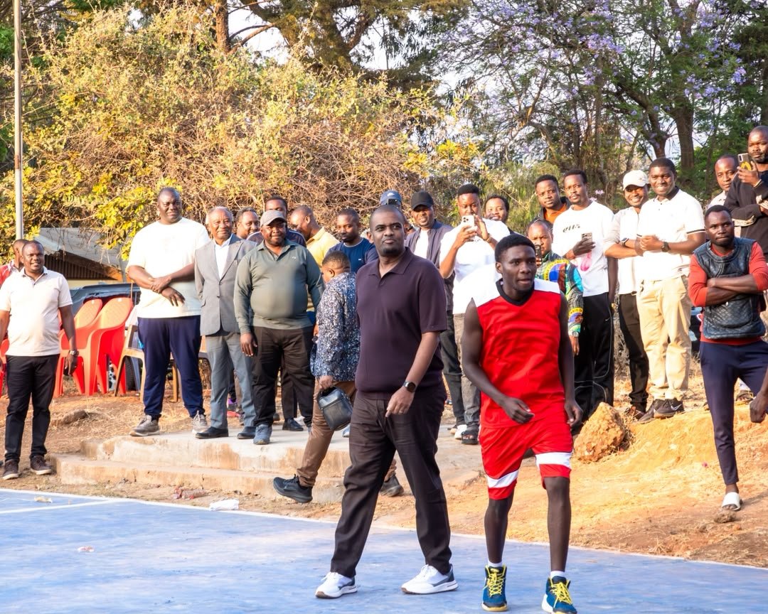 SavaJanjaro_1's tweet photo. Uongozi ni zaidi ya dhamana; ni upendo, ukaribu na kujenga mahusiano mema na wananchi. ❤️🇹🇿

Mhe. Deogratius Ndejembi, Makamu wa Rais wa Jamhuri ya Muungano wa Tanzania, akifurahia pamoja na wananchi kutoka makundi mbalimbali. Huu ndio uongozi unaogusa mioyo ya... https://t.co/L6tMA8rPX0