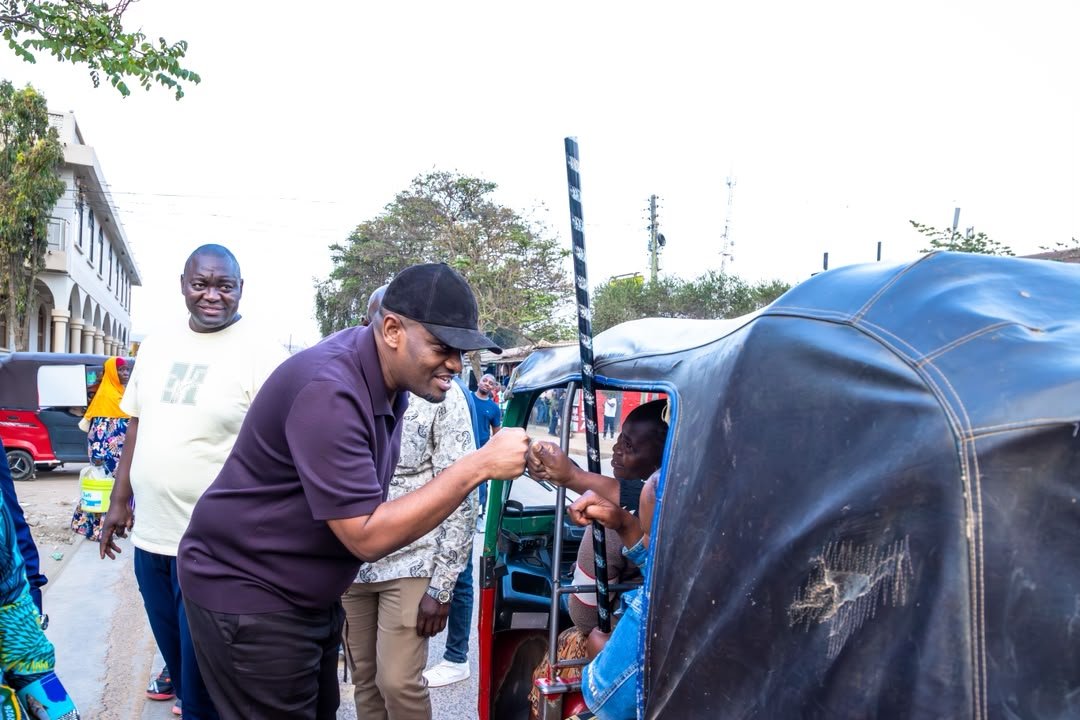 SavaJanjaro_1's tweet photo. Uongozi ni upendo, unyenyekevu na ukaribu na wananchi! 🇹🇿❤️ Mhe. Deogratius Ndejembi, tabasamu linalogusa mioyo! 💚💛 https://t.co/itDT6HQfiU