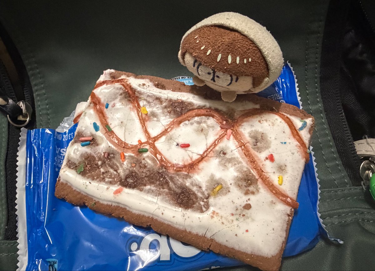 011transel's tweet photo. ポップターツ！　*ﾟ✲ฺ٩(ˊᗜˋ*)و ✲ฺﾟ*

(•́.•̀)「なにこれ？」

アメリカのくっそ甘いお菓子。
何年かに1度食べたくなるのよね。

(•́.•̀)「くっそあまい…」

ホットファッジサンデーからいくわよ！

(•́.•̀)「すっごいあまいにおい！」

さあお食べ！

(•́.•̀)「ŧ‹"(　˙༥˙　) ŧ‹"」 https://t.co/207XZpzMey