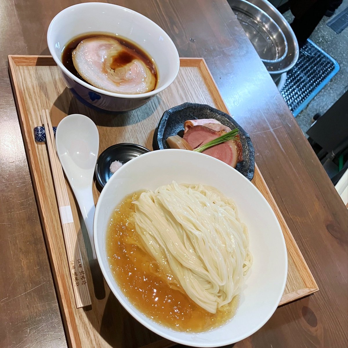 nylatokyo's tweet photo. らぁ麺紫陽花
つけ麺

全国屈指の知名度と高評価を誇る名店、紫陽花

ジュレを纏った艶やかな自家製平打ち麺
小麦の豊かな香りと、鶏などの旨味が広がるキレのある醤油つけ汁
チャーシュー、薬味、締めのスープ割りまで、一切の隙がない完成度

至高の一杯✨
これぞ醤油つけ麺の完成形

ご馳走様でした https://t.co/Gca9094JeR