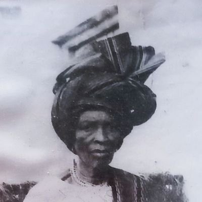 queenee02's tweet photo. The Voluminous Gele of the Early and Mid-1900s https://t.co/nQoAqn0o76