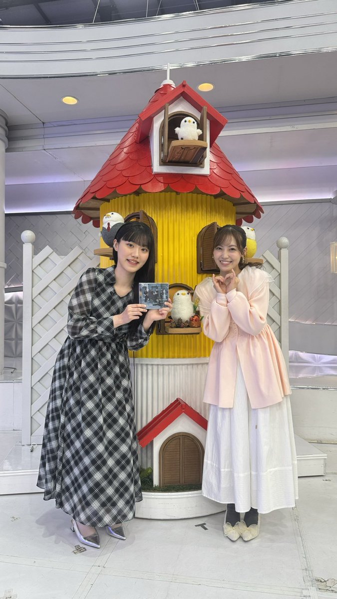 saho_piano's tweet photo. 今朝の【THE TIME'】【THE TIME, 】
ありがとうございました！

♪けさの演奏曲
やさしくなりたい/斉藤和義
MAGIC/ SEKAI NO OWARI
新宝島/サカナクション
ブルーバード/いきものがかり

今日はなんと！！いつもTHE TIMEを盛り上げてくださってる松田里奈さんからCDを頂きました✨そしてCDのジャケットは超Coolで可愛いジャケットで、センターは松田里奈さん、そして嬉しい一言&サイン付きでした✍️
ピアノのコーナーで演奏で、少し出演させて頂いている私にも優しく接して下さり、いつもフォローして頂き本当に嬉しい限りです🥹

これからも明るくて楽しい松田里奈さんとこのTIMEでご一緒できるのが、とても楽しみです♪

ご視聴ありがとうございました！

@THETIME_TBS 

トップス&スカート　　
@proportionbodydressing
アクセサリー　@abisite_official