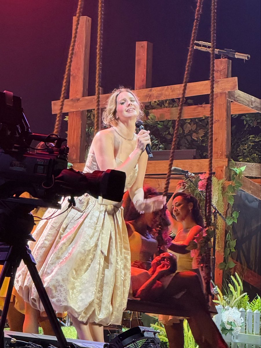 13be9ches's tweet photo. DID SHE LOWKEY GLANCE AT ME HERE ……. (i was at barricade and crying and my phone was below my face ) https://t.co/TUJgMxVatU