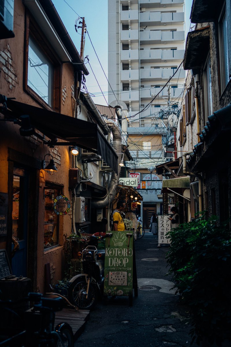 keisuke9498's tweet photo. 細い路地に差し込む光、壁や看板の質感、雑然とした街並み。何気ない風景の中に、ふと目を留めたくなる瞬間があります。

#大須 #名古屋 #路地裏 #街角スナップ #カメラ散歩 #カフェ巡り #SONYα7III https://t.co/wSJWChNYFo
