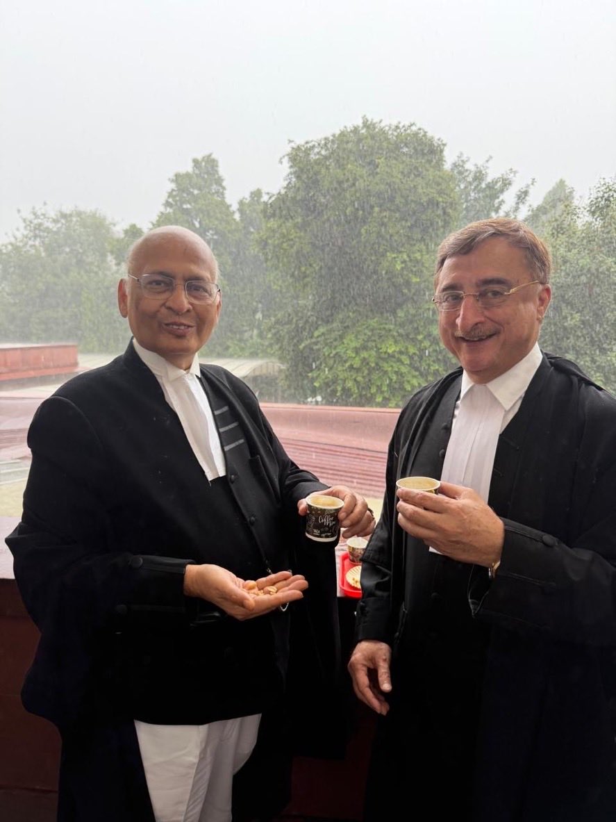 MrDemocratic_'s tweet photo. 2 most senior lawyers of India
2 most senior parliamentarians of India
2 most senior leaders of Congress

Aura Infinite 💀😱 https://t.co/J8rOYpP2N4