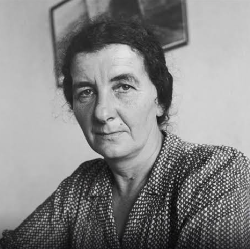 ACOM_es's tweet photo. ¿Por qué huyeron muchos árabes de sus hogares en Israel en 1948? 
Estas declaraciones de Golda Meir nos lo aclaran bastante.
"Ben-Gurión me llamó y me dijo: "Quiero que vayas a Haifa de inmediato y te asegures de que los árabes que permanecen allí sean tratados adecuadamente. También quiero que intentes convencer a los árabes que están en la playa de que regresen. Debes hacerles entender que no tienen nada que temer"».

Así que fui de inmediato. Me senté allí, en la playa, y les supliqué que volvieran a sus hogares. Pero solo obtuve una respuesta: «Sabemos que no hay nada que temer, pero tenemos que irnos. Ya volveremos». Estaba totalmente convencida de que no se marchaban por miedo a nosotros, sino porque les aterrorizaba ser considerados traidores a la «causa» árabe."

La "Nakba" no es como te la cuenta el agit prop pro palestino.
