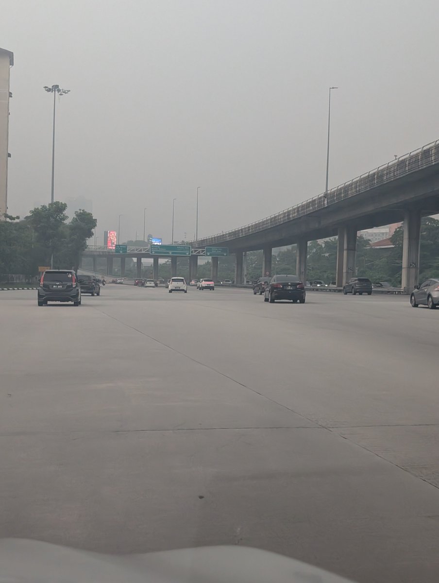 MillahOrched's tweet photo. Teruknya kat PJ ni..aiyo.. macam tak ada perubahan makin teruk... Gov indon still tone deaf ya @gibran_tweet your gov useless? https://t.co/IfxTL9jgT9