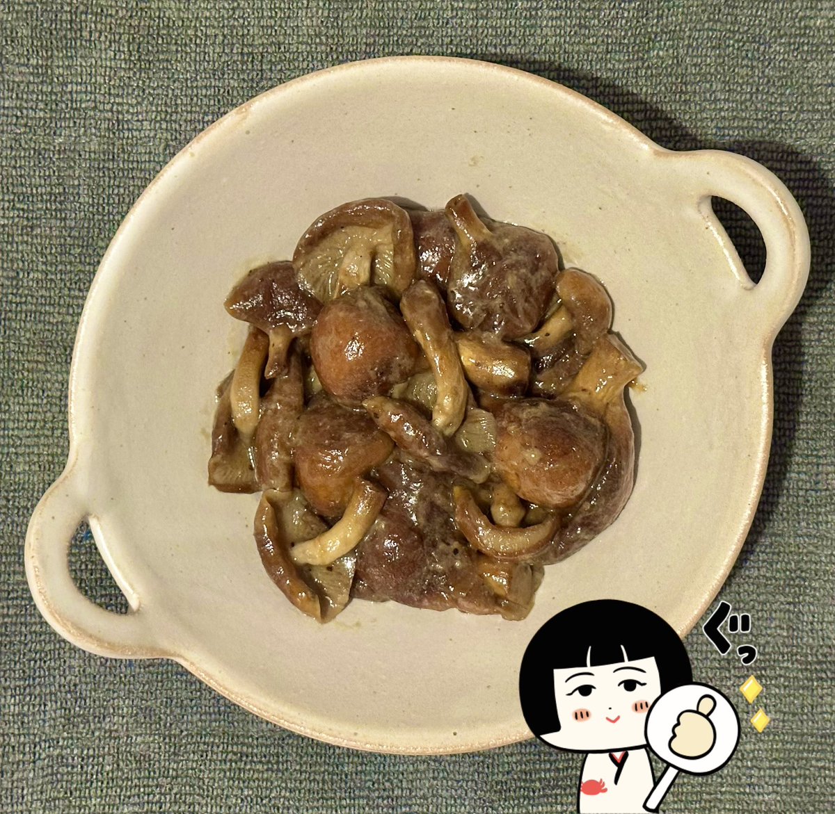 goldencardamon's tweet photo. 10/15 きのこの日
冷蔵庫にあった飛騨ジャンボなめこを
オリーブ油で炒めて、
塩麹と岩塩、黒胡椒を少々混ぜただけ！
超シンプルで見た目も地味なんだけど、
うめぇんだな〜これが🤤 https://t.co/Cww1IreLR9