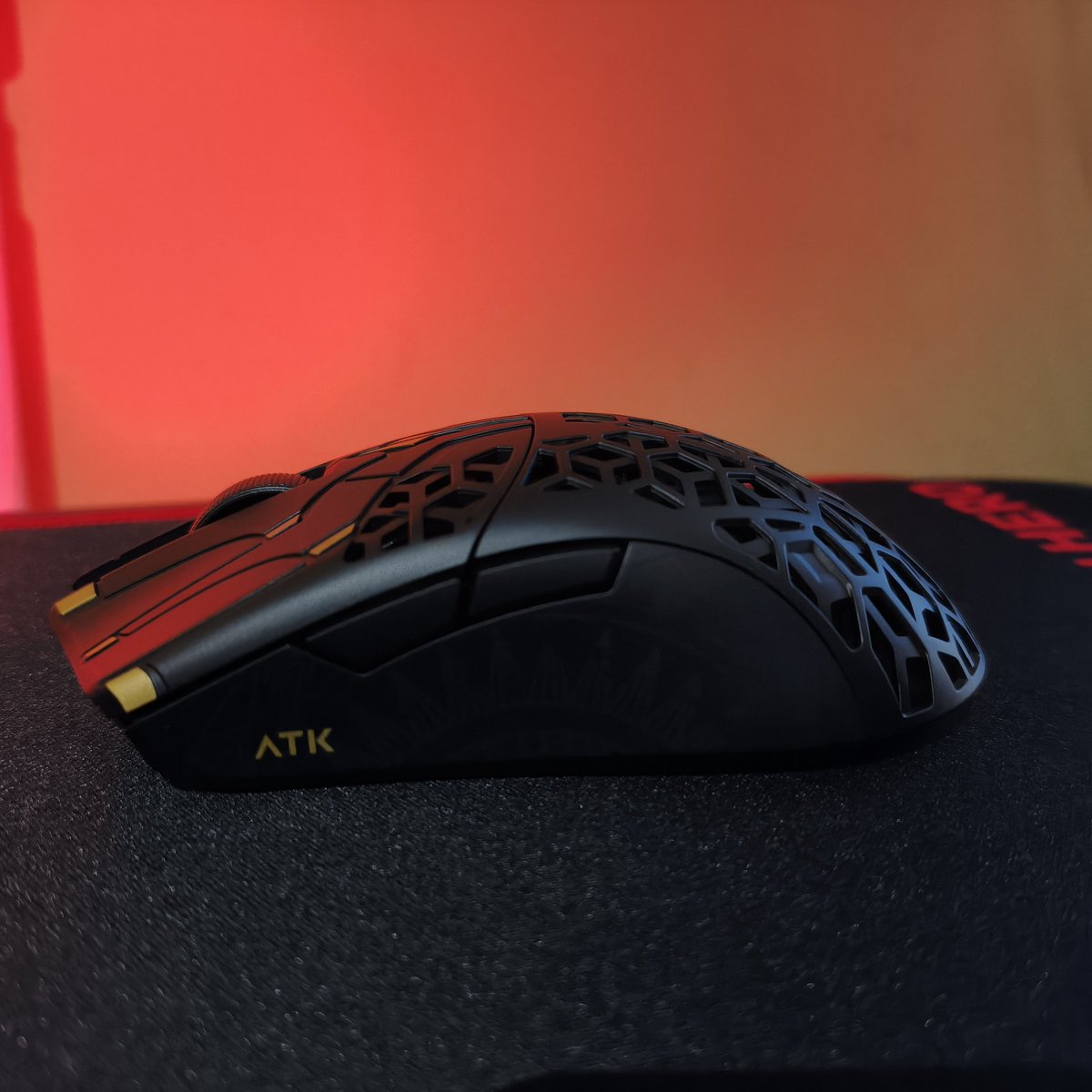 league_of_Aram's tweet photo. ATK Blazing Sky Phantom

Mouse feels very light and glides smoothly on mousepad. Battery life is more than enough for daily use without inconvenience of too frequent charges. It's perfect for my hands but I'm more on small side. Black design with gold accents looks very good. https://t.co/I9v1M6vVSa