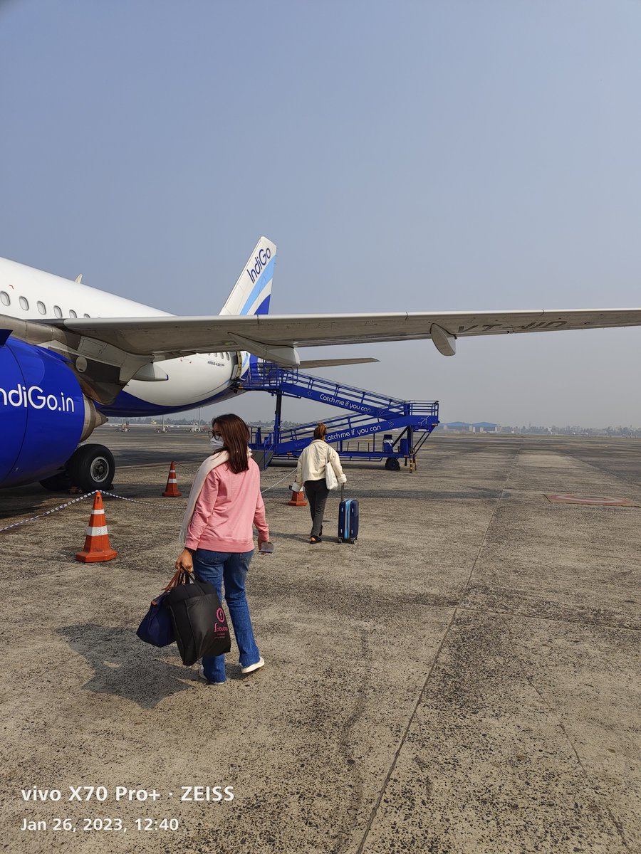 Dhanvani2Nares2's tweet photo. #MountainLanding #CloudLanding #HillsOfMizoram #MizoHills #LandingView #WindowSeatView #AboveTheClouds #GreenHills #MistyHills #ValleyView #HeavenOnEarth #IncredibleIndia 🇮🇳😊✅💯✈️🧳🎶 https://t.co/APv8fCg4Gx