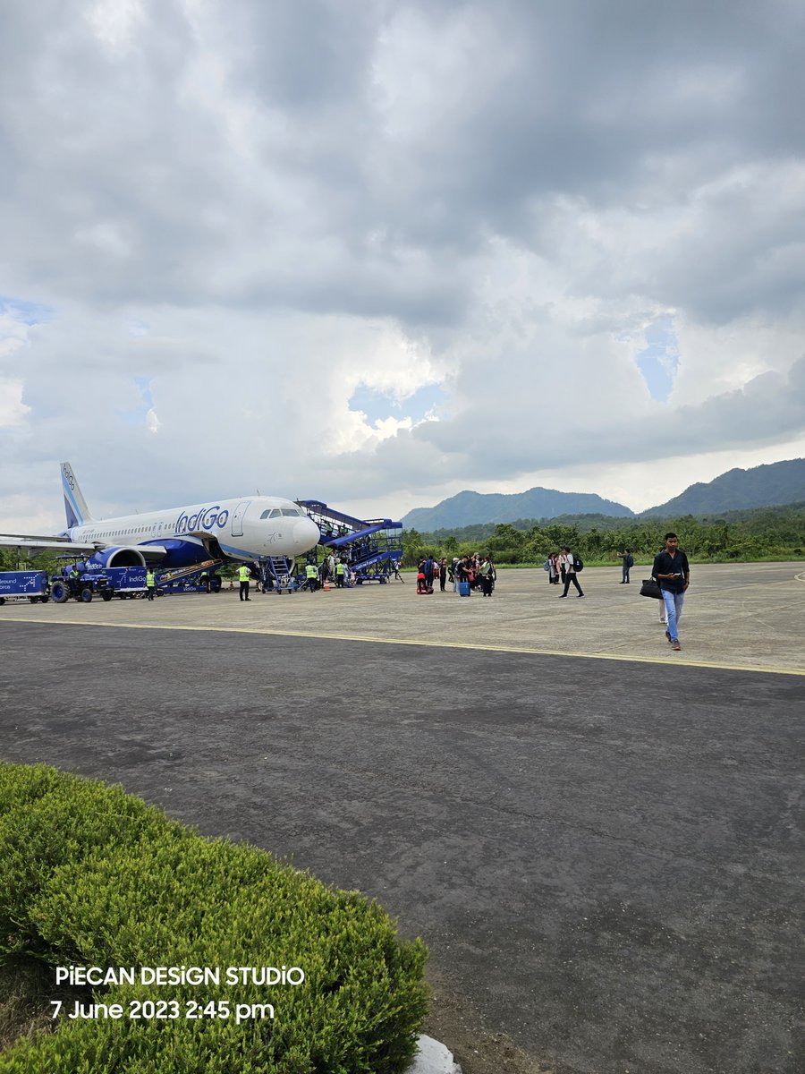 Dhanvani2Nares2's tweet photo. #MountainLanding #CloudLanding #HillsOfMizoram #MizoHills #LandingView #WindowSeatView #AboveTheClouds #GreenHills #MistyHills #ValleyView #HeavenOnEarth #IncredibleIndia 🇮🇳😊✅💯✈️🧳🎶 https://t.co/APv8fCg4Gx