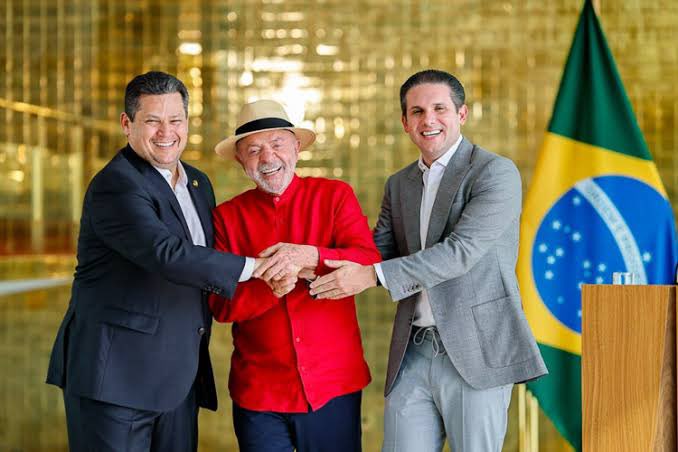 Schneid3n's tweet photo. 🚨URGENTE - Economistas apontam que, se continuar nesse ritmo, as medidas eleitoreiras do presidente Lula (apoiadas por Davi Alcolumbre e Hugo Motta) deixarão um rombo de mais de R$ 1 trilhão nos cofres públicos.

O PIB brasileiro é de R$ 12,7 trilhões. https://t.co/52pCkidIg8