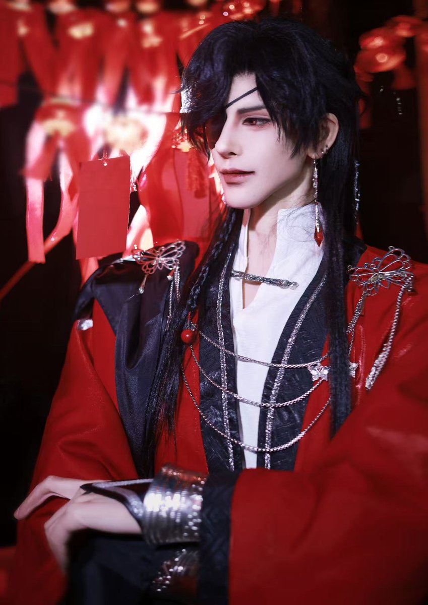 weian_vann's tweet photo. #cosplay #huacheng #天官赐福 #花城 
你很难想象我是在哪里拍的这组照片。hhhh我在家里的露天阳台上做了这个布景。花费了很久的时间布置，但是一切都值得💕 https://t.co/xzms82NnaG