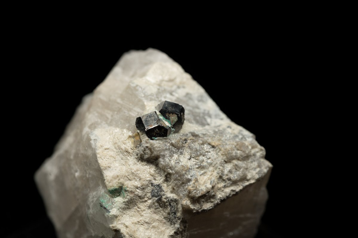 mineralshinya's tweet photo. Carrollite
Kambove Mine, Shaba Pro., 
Congo 
#鉱物写真 

from 鉱物標本開発 https://t.co/b3G3SKLwaO