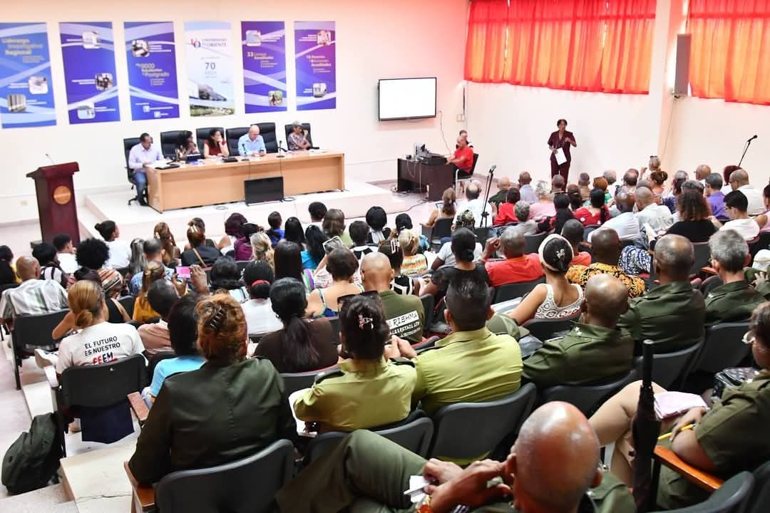 RaulSamon's tweet photo. Un profundo análisis con todos los organismos formadores en #SantiagoDeCuba enriquecieron el proyecto de ley de la Educación #CubaMined @dpestgo https://t.co/UDvFafr48x