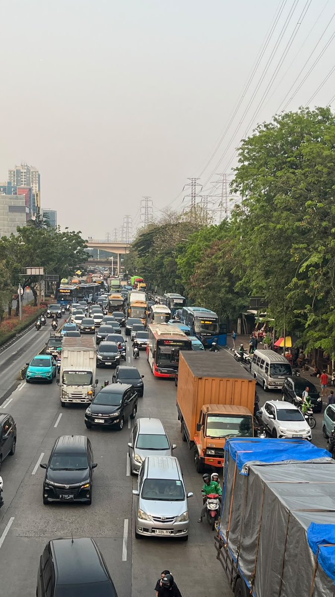 PT_Transjakarta's tweet photo. #INFOTRANSJAKARTA | Koridor 7, 9, 10, Rute 4K, 5C, 7D, 7P, 7W, 9A, 9C, B41, B51, D11, JAK 20 dan JAK 75 mengalami keterlambatan kedatangan dikarenakan adanya truk mogok di sekitar pintu masuk Tol Jagorawi sehingga terjadi kepadatan lalu lintas di kawasan Cawang Sentral dan sekitarnya. Mohon maaf atas ketidaknyamanannya. Pantau informasi terkini layanan Transjakarta melalui X pt_transjakarta, instagram: infotije, pt_transjakarta ataupun aplikasi TJ:Transjakarta. Mari kita #JagaJakarta #Koridor7 #Koridor9 #Koridor10 #Rute4K #Rute5C #Rute7D #Rute7P #Rute7W #Rute9A #Rute9C #RuteB41 #RuteB51 #RuteD11 #RuteJAK20 #RuteJAK75